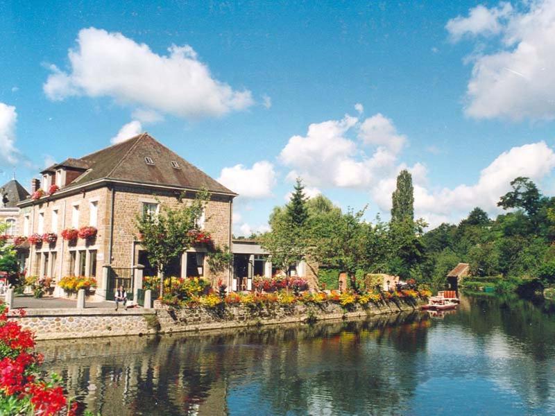 Le Lion Verd Putanges-le-Lac Bagian luar foto